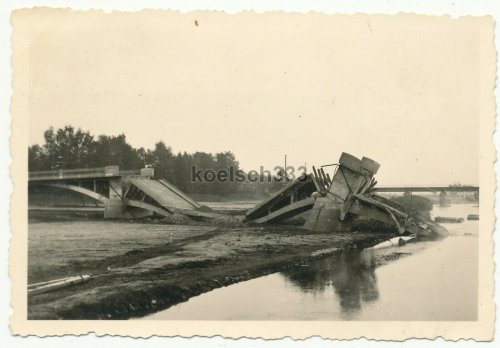 Panzerjäger Abt. 53 Polenfeldzug 1939 gesprengte Fluss Brücke in Polen.jpg
