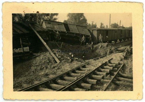 zerstörte Zug Eisenbahn am Bahnhof RADOM Polen 1939_0.jpg