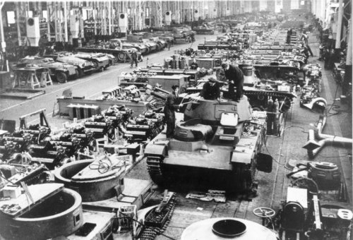 Bundesarchiv_Bild_183-L04352,_Deutschland,_Rüstungsproduktion,_Panzer.jpg