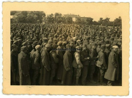 Gefangenenlager in Radom, 1939 (...... 60.000 Gefangenen).jpg
