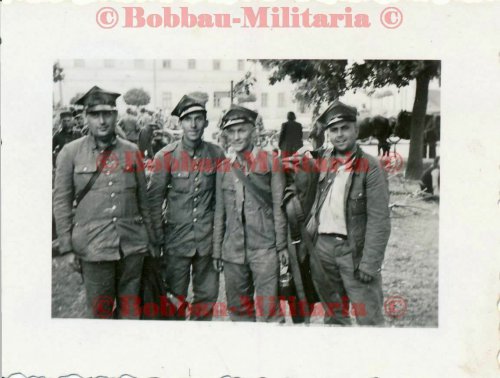 Radomsko polnische POW Gefangene Offiziere 1939 polish soldier IR.33.jpg
