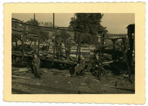 zerstörte Zug Eisenbahn am Bahnhof RADOM Polen 1939.jpg