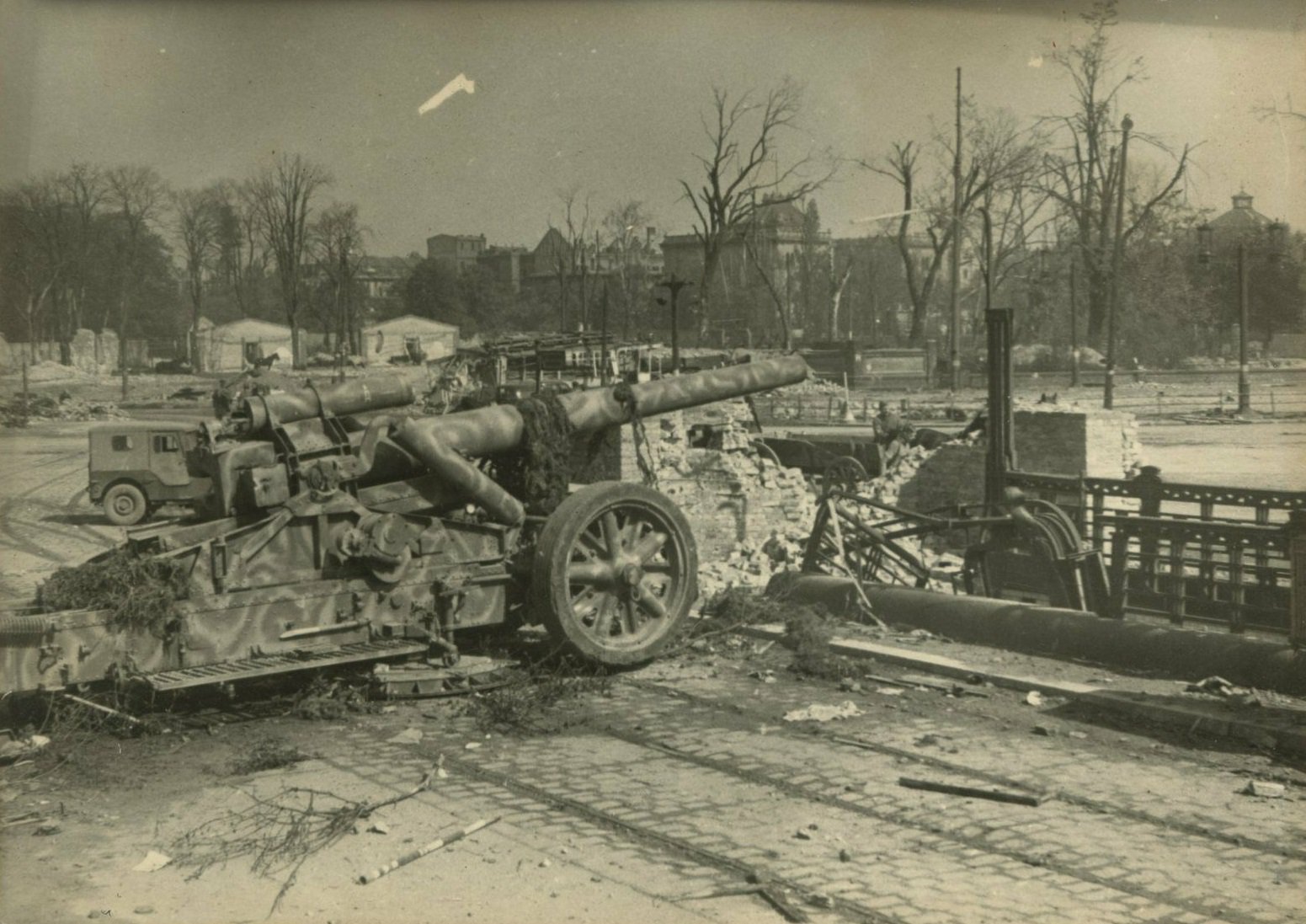25 апреля 1945 г. Шерман в Берлине 1945. Советские танки ворвались на Северные окраины Берлина. 1945 Берлин немецкая техника. Орудия Германии 1939.