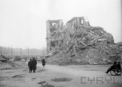 Ruiny Domu Żołnierza w czasie wojny siedziby Gestapo wysadzonego przez oddziały SS w lutym 1945 roku - 45100.jpg