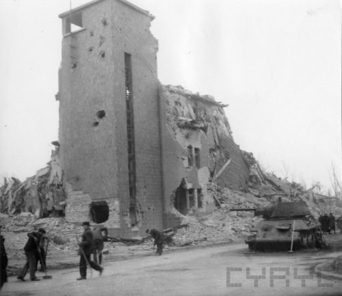 Ruiny Domu Żołnierza w czasie wojny siedziby Gestapo wysadzonego przez oddziały SS w lutym 1945 roku - 45103.jpg