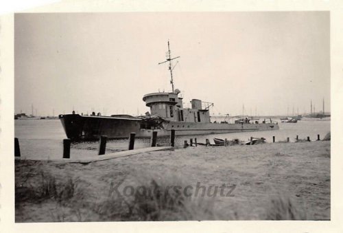 Versenktes polnische Minensuchboot Rybitwa Hafen Hela Polen.JPG