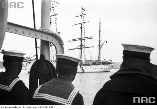 Marynarze na pokładzie jednego z okrętów uczestniczący w uroczystościach Obchodów Święta Morza w Gdyni. 31 lipca 1932..jpg
