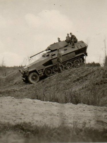 SdKfz 251 z wieżą T-34 05.jpg