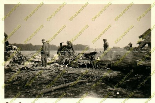 zerstörtes polnisches Flugzeug bei Gieczno.jpg