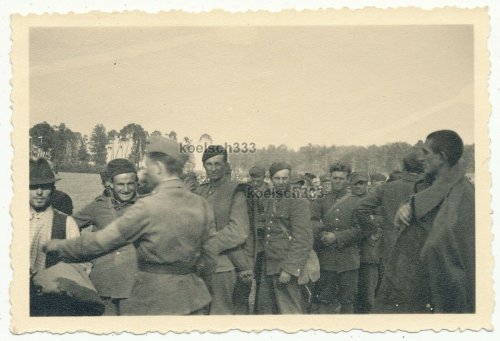 Soldaten der Wehrmacht bei gefangenen polnischen Soldaten in Polen 1939.jpg