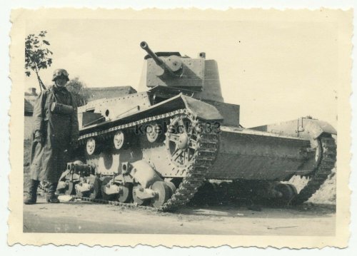 Kradschütze der Wehrmacht neben polnischem 7TP Panzer in Polen 1939 Beute.jpg