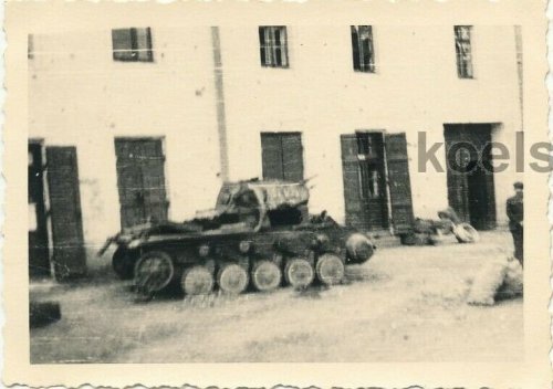 Wehrmacht Polenfeldzug 1939 Panzer Wrack Fahrzeuge Zivilisten Ruinen.jpg