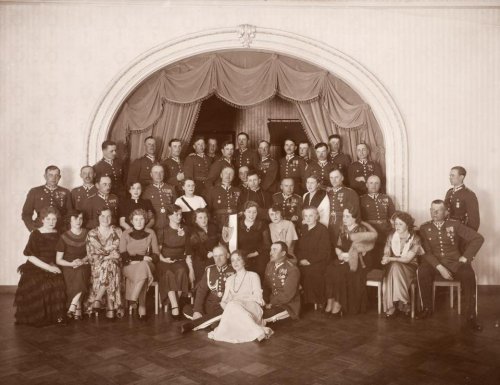 Uczestnicy balu w kasynie oficerskim 2 Pułku Ułanów Grochowskich w 1934 roku..jpg