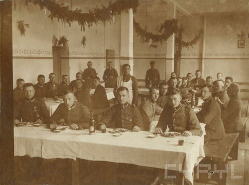 Żołnierze 7. Batalionu Saperów w kasynie podoficerskim pierwszy od lewej siedzi chorąży Jan Szymański - 94449.jpg