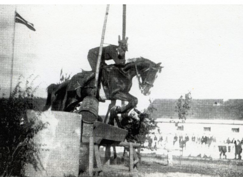 Mikołaj Maciejowicz na koniu podczas ćwiczeń w Centrum Wyszkolenia Kawalerii w Grudziądzu w 1933 roku.png