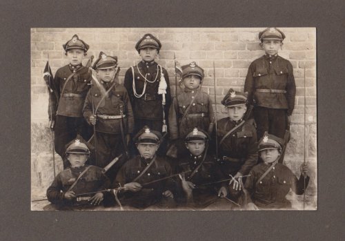 Dzieci żołnierzy z 12 Pułku Ułanów Podolskich.jpg