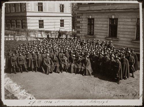 Podchorążowie 5. Pułku Strzelców Podhalańskich w dniu nominacji po ukończeniu Dywizyjnego Kursu Podchorążych Rezerwy w Przemyślu. 27 lipca 1938.jpg