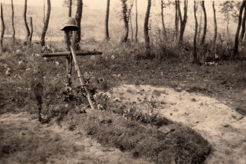 Wehrmacht Soldatengrab Heldengrab mit Stahlhelm & Gewehr K-98k.jpg