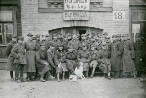 LEGIONIŚCI przed budynkiem Dowództwa Batalionu Zapasowego 1 Pułku Piechoty Legionów w 1920 roku.jpg