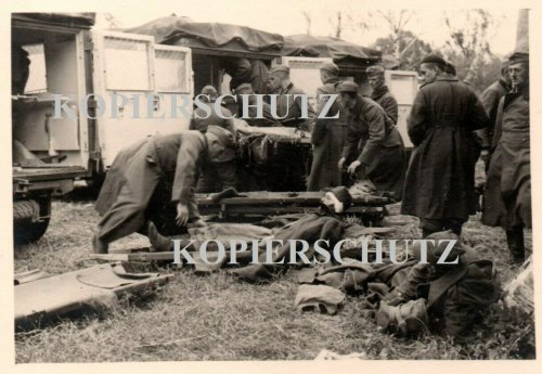 Polen 1939 Podlodów b. Deblin Lublin Sdkfz Polnische Soldaten verletzt.jpg