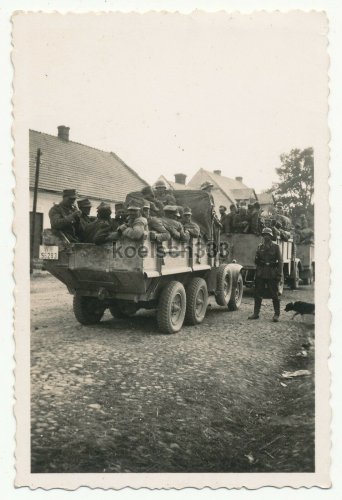 Foto gefangene polnische Soldaten auf Styr 640 LKW der Wehrmacht Polen 1939.jpg
