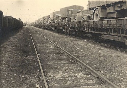 LKWs Autos auf Eisenbahn Transport nach Rumänien.JPG