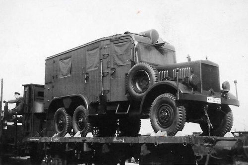 1942 Einheitsdiesel LKW Krupp Funk Lkw auf ZUG Transport.JPG