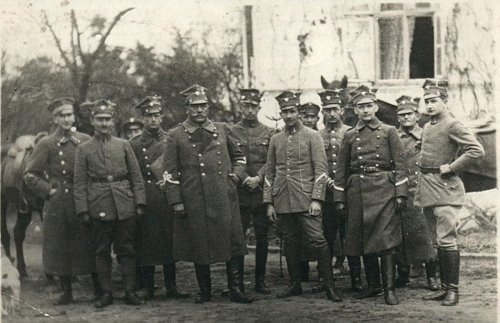 Generał Kazimierz Grudzielski w otoczeniu oficerów i żołnierzy z jego sztabu, Kcynia  wiosna marzec lub kwiecień 1919 roku..jpg