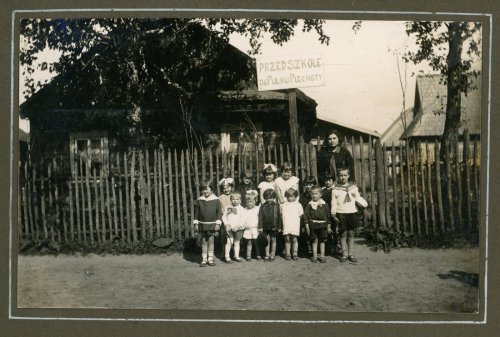 dzieci z Przedszkola 86 Pułku Piechoty, Mołodeczno, Kresy, 1928.jpg