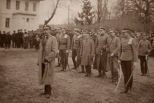 Wilanów 7 maja 1919 r. Do ułanów 12.PU przemawia Minister Spraw Wojskowych gen. Józef Leśniewski..jpg