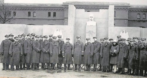 Pożegnanie dowódcy Okręgu Korpusu nr VIII genERAŁA Leona Berbeckiego w listopadzie 1928.jpg