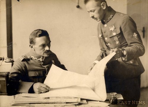 Włodzimierz Zagórski z okresu bitwy warszawskiej 1920 r. po lewej, w randze pułkownika.jpg