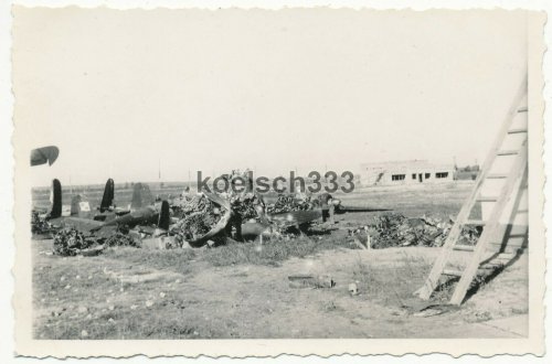 polnische Flugzeug Wracks auf dem Flughafen Brest Litowsk Polen Okt. 1939.jpg