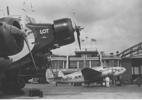 Ju-52 i Electra.jpg