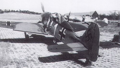 Focke-Wulf-Fw-190A-1.JG5-White-1-WNr-130332-Herdla-Norway-1942-01.jpg
