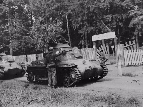 Panzerbefehlswagen_I_in_Galasko_near_Lwow_Poland_1939.jpg
