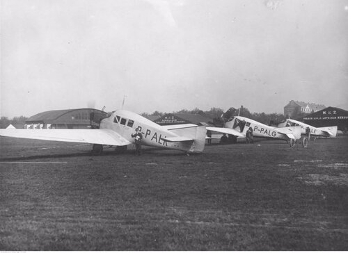 lot pasazSamoloty-pasażerskie-Junkers-F-13-z-oznaczeniami-P-PALK-P-PALG-P-PALE-stojące-na-płycie-lotniska-mokotowskiego-768x560.jpg