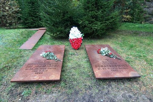 800px-Katyn_-_Smorawinski_and_Bohatyrewicz_graves.JPG