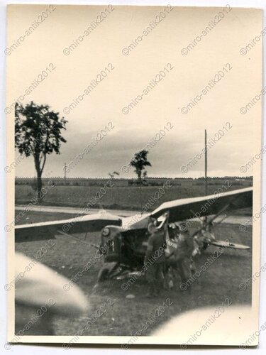 zerstörtes polnisches Flugzeug, Kampf um Hela -- Danzig Polen a.jpg