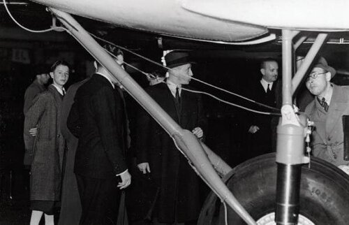 Fiera di Milano - Salone internazionale aeronautico 1937 - Visita di una missione polacca.jpg