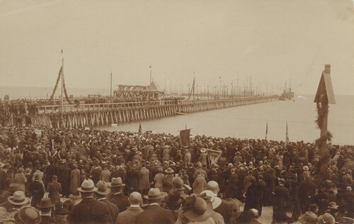 uroczystości poświęcenia Tymczasowego Portu Wojennego i Schroniska dla Rybaków dnia 29 kwietnia 1923 roku..jpg