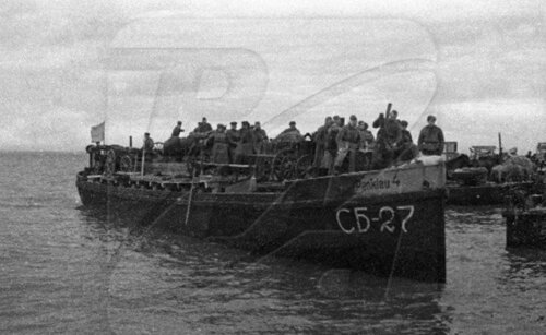 Departments 48th Army forces the floating facilities on the captured bay Frisches-Huff in East Prussia. April 1, 1945.jpg