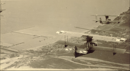 Łódź CAMS 30E nr. 2-2 lub i amfibia Schreck FBA 17HNT.2 nr. nieznany z boku z lewej koniec skrzydła CAMS 30E 1926 r..png
