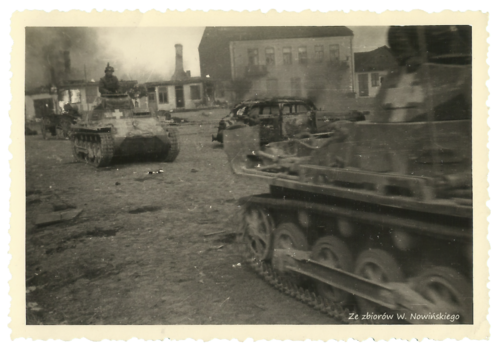 07.IX_.1939-Niemieckie-czolgi-z-31.-Panzer-Regiment-przejezdzaja-przez-Rynek-1.thumb.png.d69bf14291c8f38d728586096d8af8a2.png