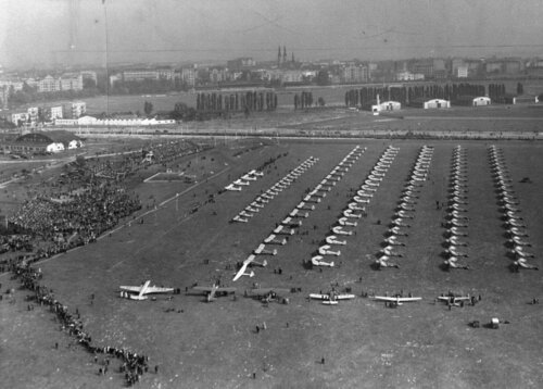 Lotnisko-Mokotowskie-26-wrzesnia-1937-r.-Przekazanie-wojsku-130-samolotow-ufundowanych-przez-Lige-Obrony-Powietrznej-i-Przeciwgazowej.thumb.jpg.4bd8e8c37b7dc874770555f037922062.jpg