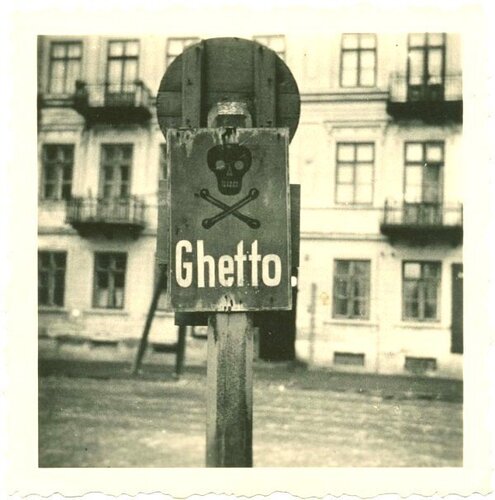 fot-0048-ghetto-petrikau-schild-pilsudskistrasse-1939-wh.jpg