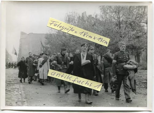 Aufstand in Warschau in Polen 1944 , polnische Soldaten ergeben sich.webp