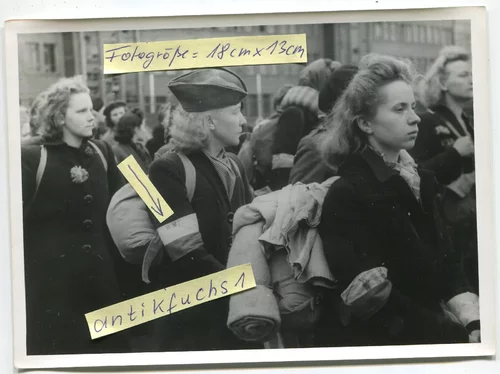 Aufstand in Warschau in Polen 1944 , Frauen mit polnischen Armbinden.webp