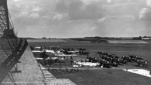 Lotnisko Kraków-Rakowice w 1938 roku. Widoczne samoloty stoją mniej więcej w linii hangarów 5 - 3..jpg