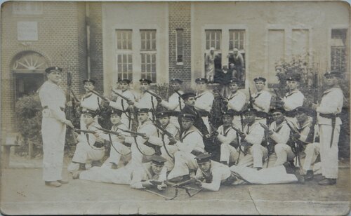 1928 Tadeusz Brenda- czwarty od prawej  (1).JPG